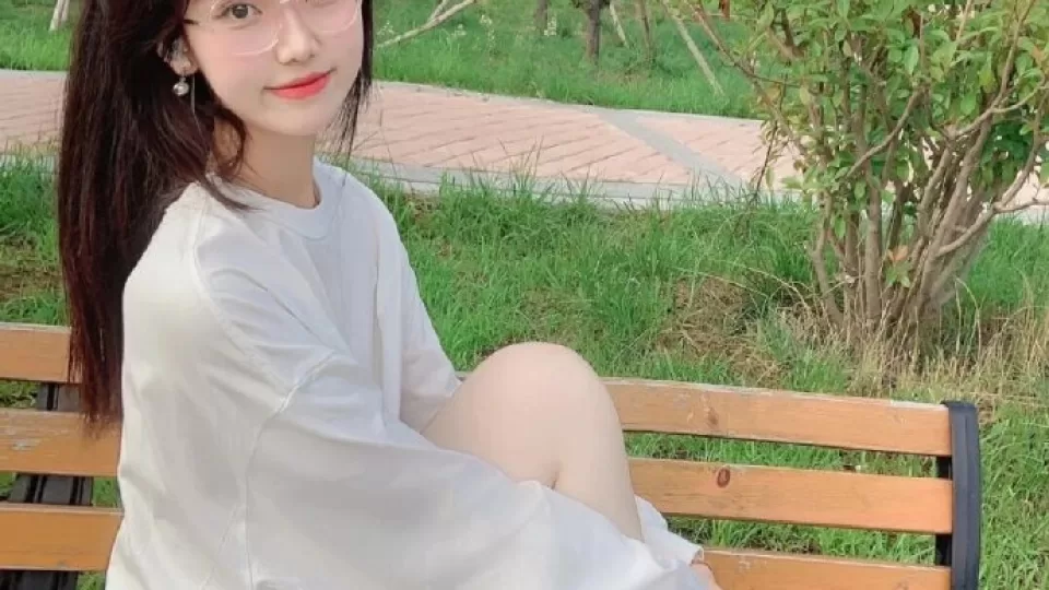5.1吃瓜投稿·每日投稿吃瓜·每日赛事视频：眼镜里的目光还能看清吗播放预览封面